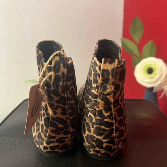Born- Beautiful & Sleek Leopard Print Booties NWT 8.5 - Picture 10 of 12
